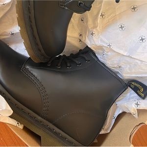 DR MARTENS BOOTS